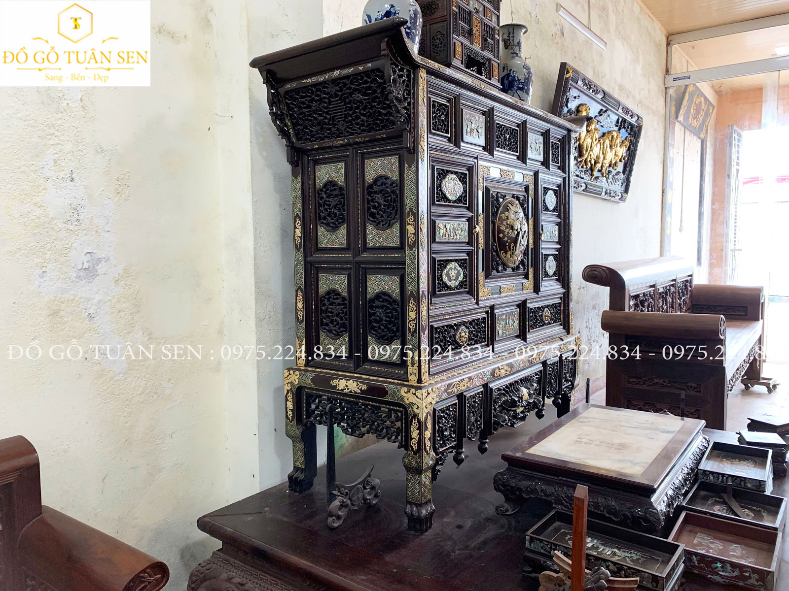 Tủ thờ huế khảm ngà voii và ốc tinh tế